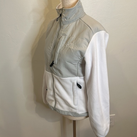 THE NORTH FACE DENALI WOMENS JACKET XS ( small would fit) exc cond 
White/ Grey - Picture 6 of 12